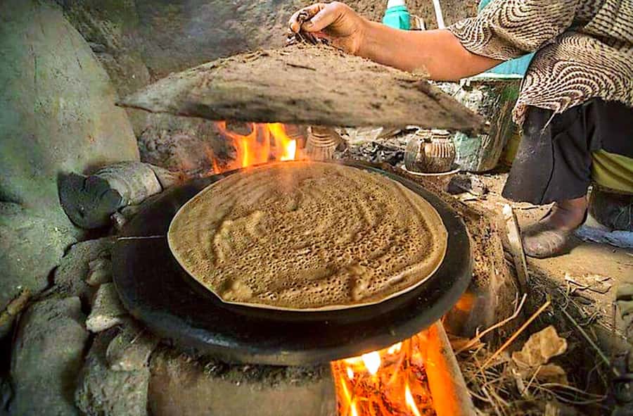 Addis abeba Full Cooking class. - Cooking injera in a real home kitchen